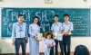Thầy Nguyễn Hữu Tuấn và các em học sinh lớp 11D