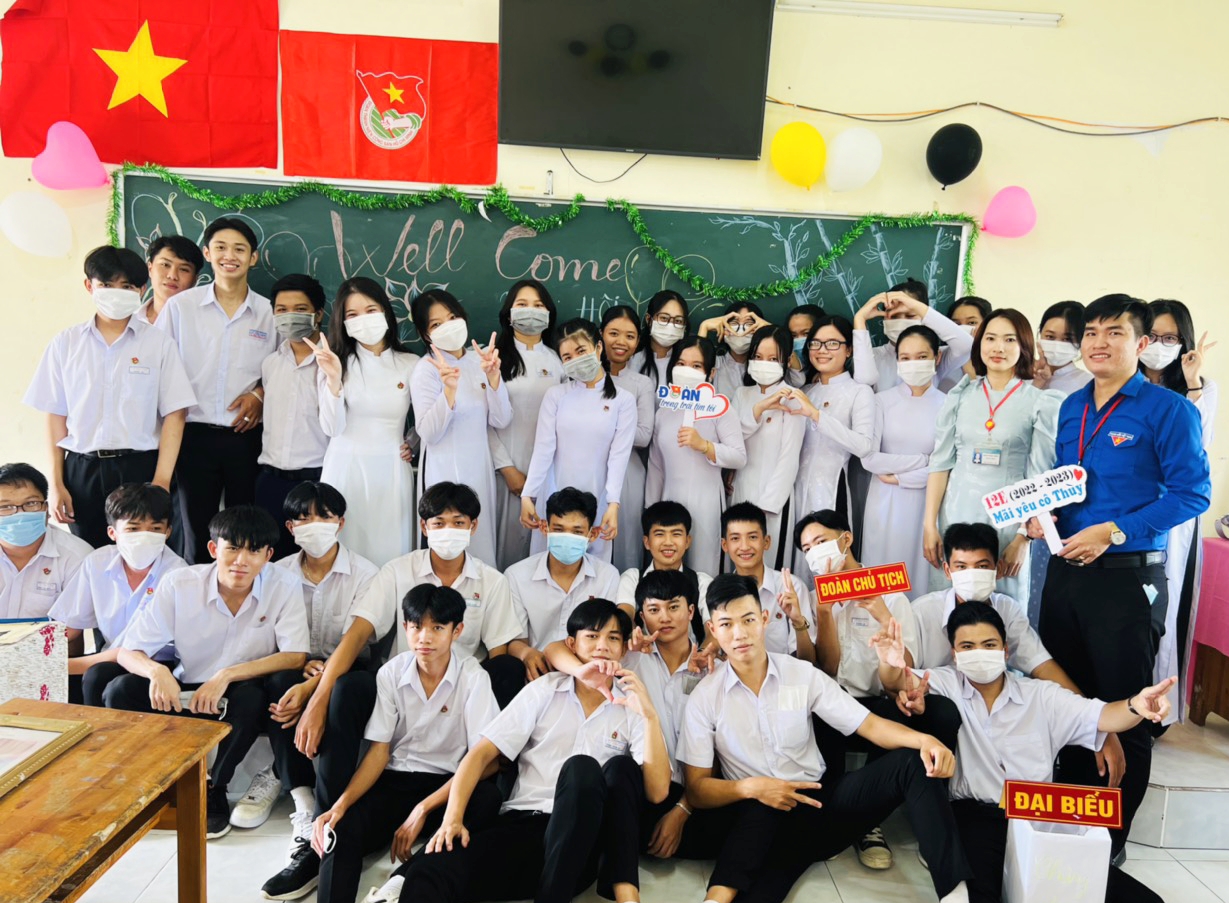 Tập thể Chi đoàn 12E Trường THCS và THPT Lý Văn Lâm