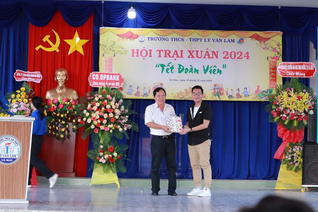 Anh Trần Chí Hải - Phó Giám đốc Công ty cổ phần quốc tế Ico - Chi nhánh Cà Mau tặng quà chúc mừng Hội trại Xuân của trường.